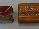 une petite boîte en bois et une petite boîte posée sur une table