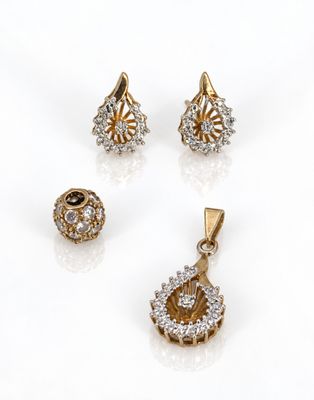 trois bijoux en or et diamants posés sur un fond blanc