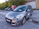 une voiture argentée garée dans un parking à côté d'un bâtiment