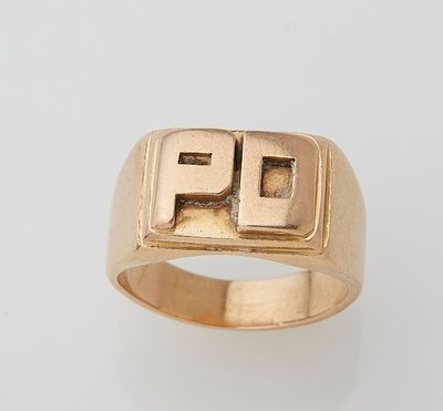 an 18k gold ring with the letter e on it