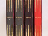 quatre livres alignés sur une surface blanche, sur fond blanc
