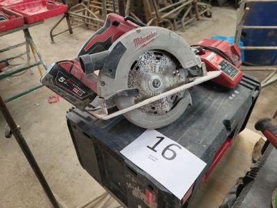 une scie circulaire posée sur une caisse