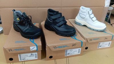 trois paires de chaussures noires et blanches exposées dans un magasin
