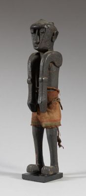 une photo d'une statue représentant un homme avec un sac sur le dos
