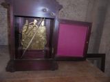une horloge posée sur une table dans une pièce