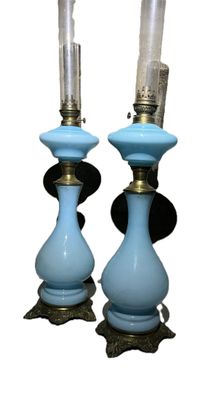 deux vases bleus placés l'un à côté de l'autre