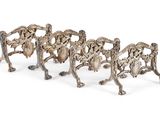 un ensemble de quatre figurines en argent représentant des chevaux et leurs cavaliers