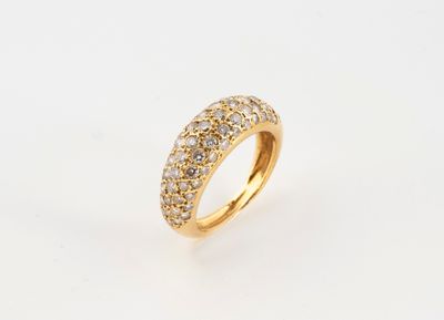 une bague en or jaune sertie de diamants blancs sur fond blanc