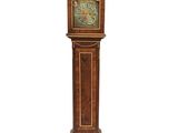 une grande horloge de parquet en bois exposée sur un fond blanc
