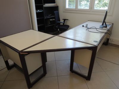 un bureau avec un ordinateur dans une pièce