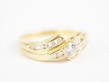 un gros plan d'une bague en or jaune sertie de trois diamants
