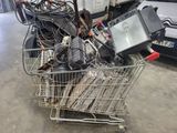 un caddie rempli de matériel électronique dans un garage