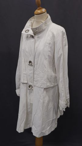 BURTON – Imperméable blanc, fermoir métal. Taille 40/42 à vue. Bo...
