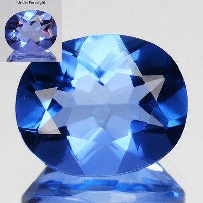un gros plan d'un saphir bleu sur fond blanc