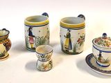 quatre types différents de vases et de tasses sur la table