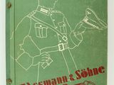 un vieux livre vert sur lequel est dessiné un homme en uniforme tenant un oiseau