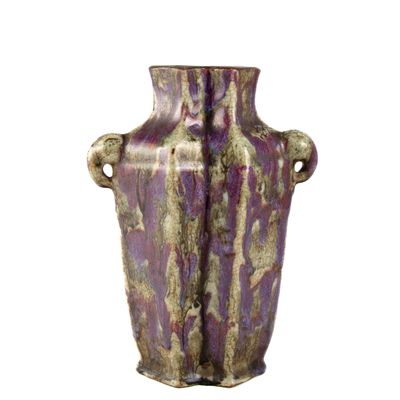 un vase violet à deux anses sur fond blanc