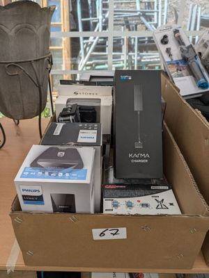 une boîte remplie d'appareils électroniques posée sur une table