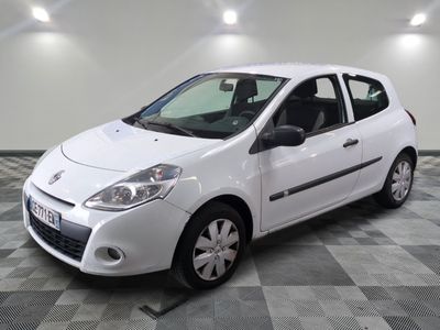 la petite voiture blanche est garée sur un carrelage à carreaux