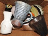 une boîte remplie de vases et d'autres objets