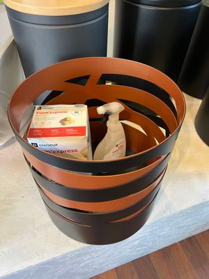 a bucket that has some items inside of it