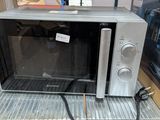 un micro-ondes posé sur une étagère dans un magasin