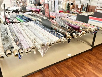 7 TABLES de présentation sur piètement métallique à deux niv… - Photo 1