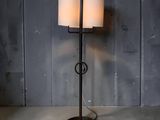 une paire de lampes posées sur une table près d'un mur