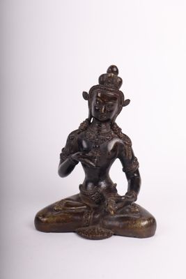 l'image d'une statue de femme assise sur un rocher