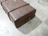 une vieille valise posée sur le sol d'une pièce