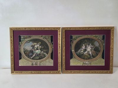deux photos encadrées représentant deux tableaux posés sur une surface blanche