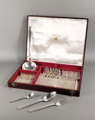 couverts dans un coffret comprenant une cuillère, une cuillère et un repose-cuillère