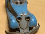 une petite voiture bleue posée sur une table