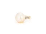 bague en perles blanches et diamants sur fond blanc