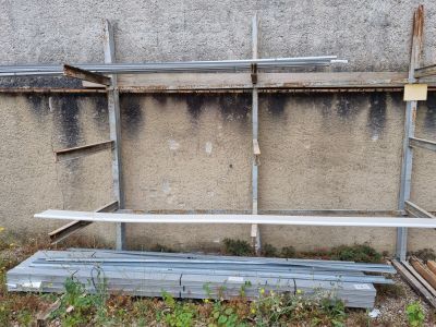 a bench that is sitting in front of a building