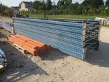 de nombreux types différents de barres d'acier empilées sur une palette