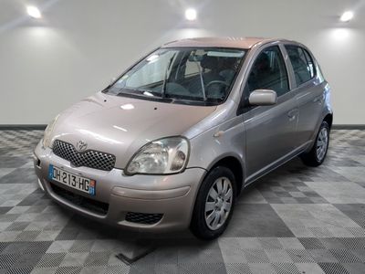 la photo d'une voiture argentée garée dans un garage