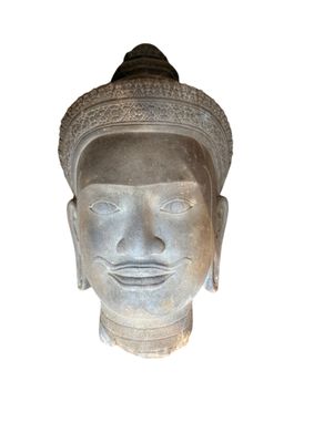 statue d'un homme coiffé d'un chapeau, sur fond blanc