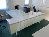 un bureau blanc avec une chaise noire dans une pièce