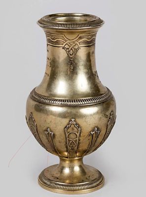 un vase en or posé sur une table