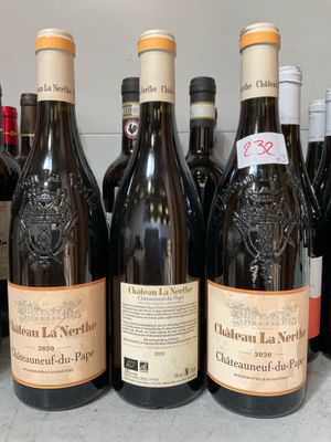 plusieurs bouteilles de vin sont alignées sur un comptoir