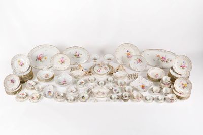 beaucoup d'assiettes et de bols sur la table