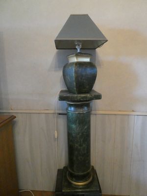 une lampe posée sur une table