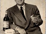 une vieille photo d'un homme en costume-cravate tenant une bouteille de vin