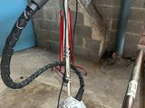 une machine posée sur le sol dans le garage
