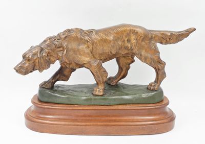 statue en bronze d'un chien sur un socle en bois sur fond blanc