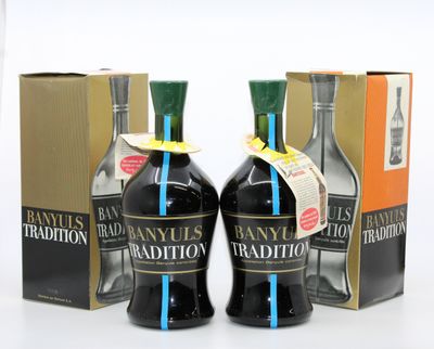deux bouteilles de brandy sont posées l'une à côté de l'autre devant une boîte