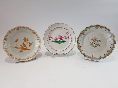 trois assiettes à motifs différents posées sur une surface blanche
