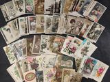 un lot de vieilles cartes postales posées sur une table