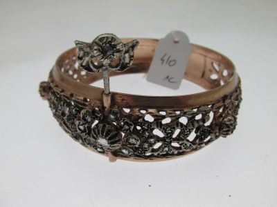 Gros plan sur un bracelet portant une étiquette